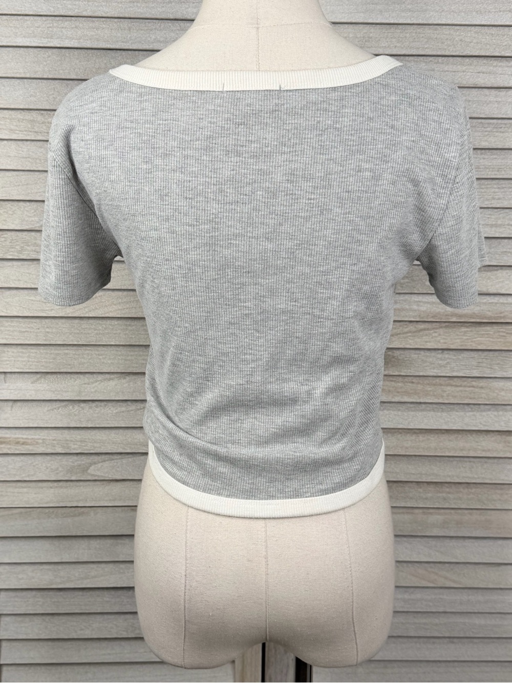 CHARLOTTE RUSSE Women's Gray Crop Top with White Trim-Medium - Picture 2 of 2